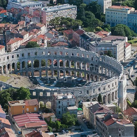 Place To Be - Center Apartment Pula Exterior photo